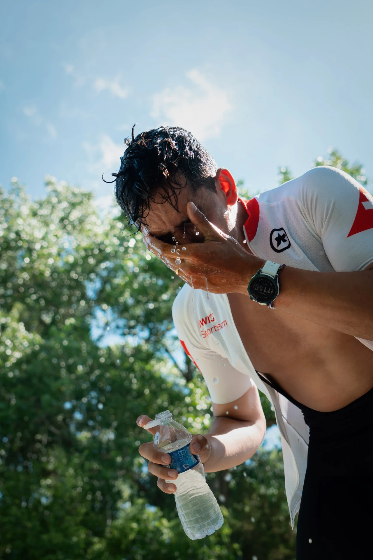 Peter Bolliger cooling his face with a water bottle
